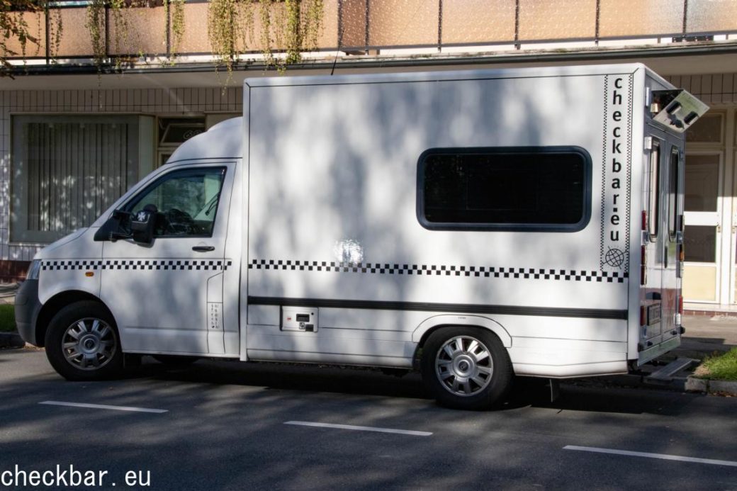 Wohnmobilumbau Seitenansicht des umgebauten Krankenwagens ohne die Signalfarben