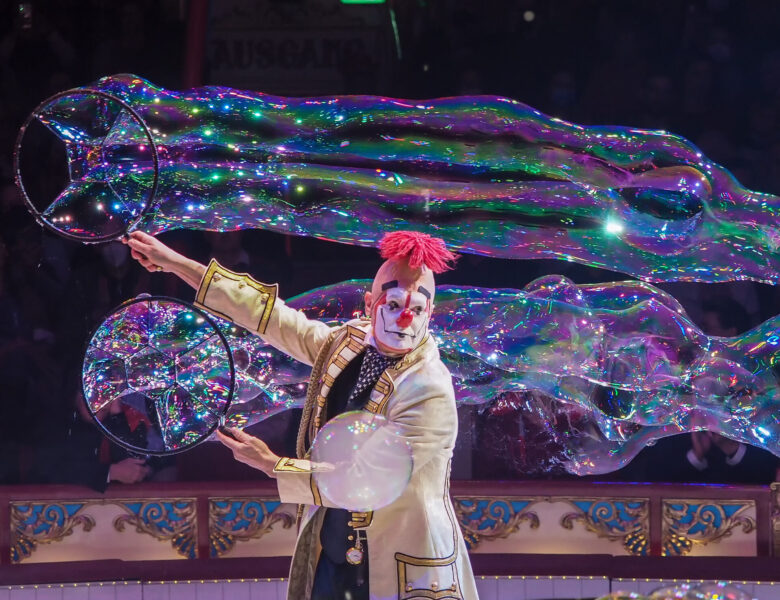 Circus Theater Roncalli begeistert Premierenpublikum mit viel Prominenz in Köln