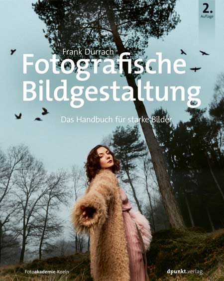 Buchcover Fotografische Bildgestaltung von Frank Dürrach, eine Frau im Mantel vor Bäumen