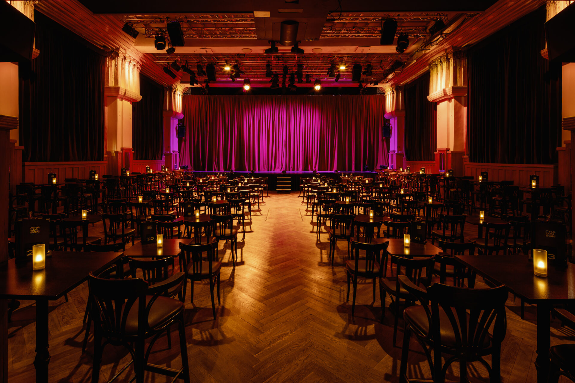 Leerer Theatersaal im Chamäleon Theater Berlin mit stimmungsvoller Beleuchtung
