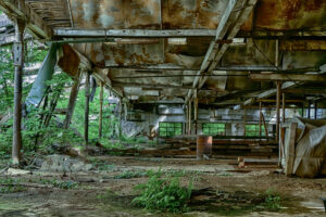 Die alte Fabrikhalle von Innen mit natürlichem Verfall