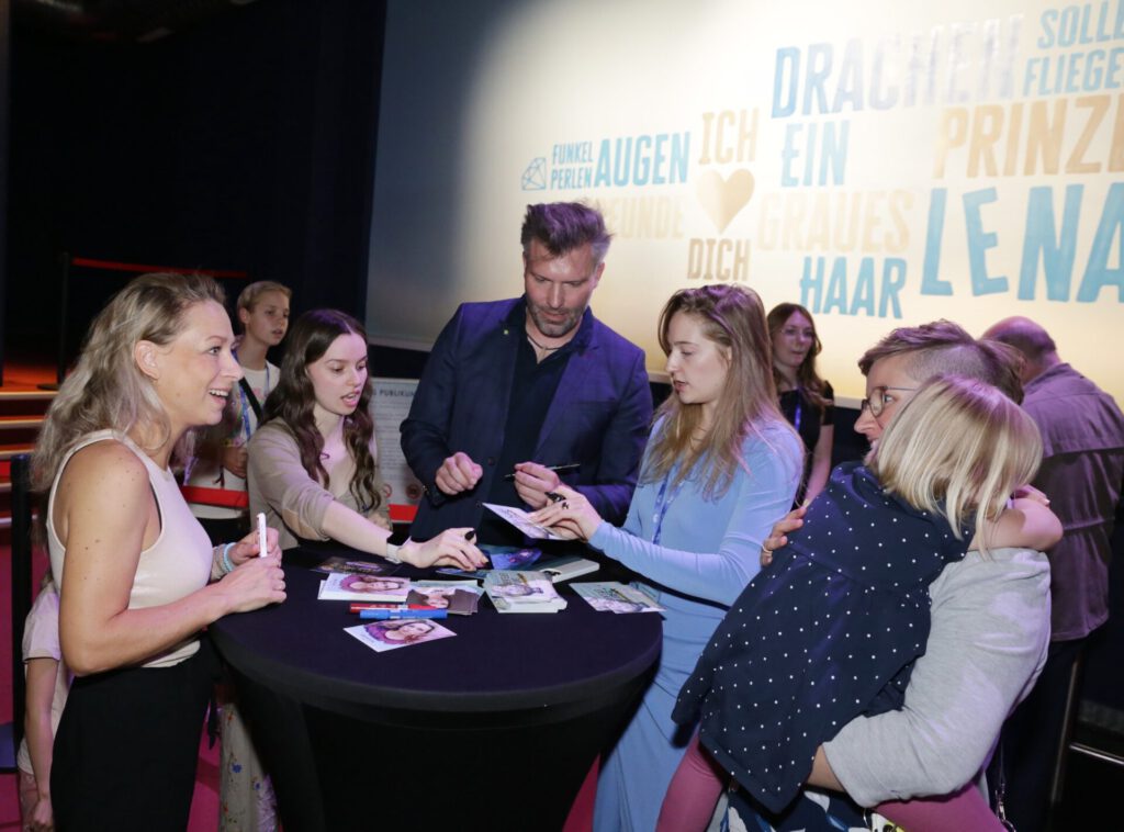 Dieses Bild hat ein leeres Alt-Attribut. Der Dateiname ist abenteuerland-musical-foto5-tag-der-offenen-tuer-capitol-theater-cingo-lammert-1024x758.jpg