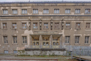 Das Foto zeigt die Fassade eines historischen Gebäudes mit dem Schriftzug „Stadtbad Lichtenberg“ über dem Haupteingang.