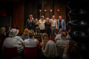 Schlussapplaus beim 4. Wohnzimmerkonzert im GOP Bonn