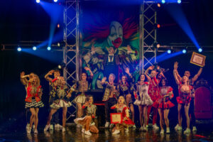 Das gesamte Ensemble im Schlussbild