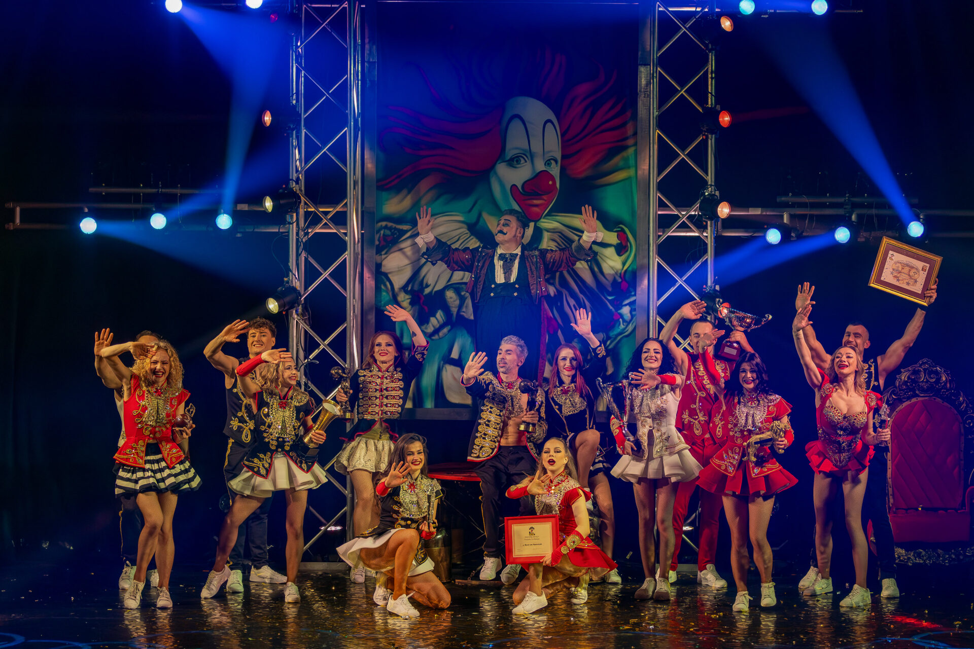 Das gesamte Ensemble im Schlussbild