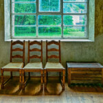 Die drei Stühle unter dem Fenster mit Frontalblick