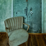 Ein beiger Cocktailsessel