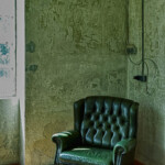 Ein dunkelgrüner Ledersessel