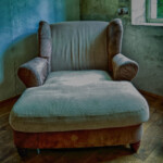 Eine beige Chaiselonge