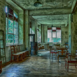 Ein Raum it vielen Stühlen und Fenstern