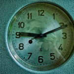 Eine Stechuhr, sie zeigt 10 nach 9