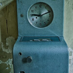 Eine alte Stechuhr, sie zeigt 10 nach 9