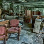 Ein Raum mit abgestelltem alten Mobiliar