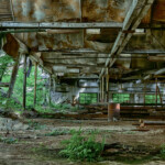 Die alte Fabrikhalle von Innen mit natürlichem Verfall