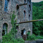 Ein Blick auf die Backsteinfassade mit waagerechten Rohren, die zum Nachbargebäude führen