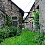 Der Weg zwischen den Gebäuden