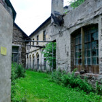 Der Weg zwischen den Gebäuden