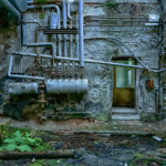 In der Fabrikhalle, viele Rohre an der Wand