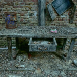 Ein alter Schreibtisch, Laub liegt darauf, die Schublade steht auf