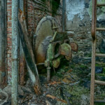 Eine alte Gerätschaft in der Fabrikhalle, viel Rost