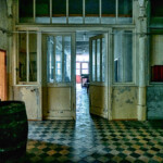 Eine Schwingtür mit rauten-Kacheln auf dem Boden