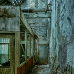 Man kann durch das Dach den Himmel sehen, links eine Art Büroverschlag