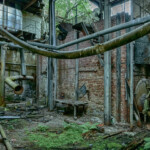 Viele Rohre in der alten Fabrikhalle