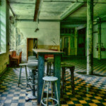 Karierter Fußboden, eine Esstheke mit Stühlen