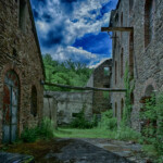 Ein Blick auf den Weg zwischen den Gebäuden mit strahlend blauem Himmel und ein paar Wolken