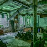 Ein Blick in die alte Werkstatt mit Geräten und Rohren