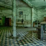 Der gleiche Raum Bick weuter nach links mit Säule in der Mitte und Wasserlache auf dem Boden, weil das Dach undicht ist