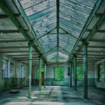 Eine schone Halle mit spitzem Glasdach