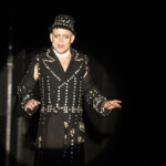 CABARET
Das Berlin-Musical
CABARET - das Berlin-Musical feiert 20-jähriges Jubiläum
Musical
13. Juli - 6. Oktober 2024 // 13. Juli: Jubiläumspremiere
Christopher Isherwoods Berlin-Stories "Lebwohl Berlin" waren die Grundlage des fesselnden Stoffs, der seit 1966 auf internationalen Bühnen immer wieder neu interpretiert wird. Die Inszenierung im TIPI AM KANZLERAMT hält inzwischen den Rekord, im 20. Jahr hat Vincent Patersons Inszenierung nichts an Aktualität und Tempo verloren.
Regie und Choreographie: Vincent Paterson
Musikalischer Leiter der Premiere: Adam Benzwi
Regieberatung und Co-Choreographie: Mette Berggreen
Buch von Joe Masteroff – Nach dem Stück „Ich bin eine Kamera“ von John van Druten und nach den Erzählungen von Christopher Isherwood
Musik von John Kander – Gesangstexte von Fred Ebb – Deutsch von Robert Gilbert
NEU IM CAST: Die bekannte Schauspielerin und Musicaldarstellerin
Daniela Ziegler übernimmt vom 6. August bis zum 2. September die Rolle des Fräulein Schneider.
Ebenfalls neu im Team sind die Schauspieler
Mathias Schlung (Conférencier, zum ersten Mal am 13. Juli) und
Helmut Mooshammer (Herr Schultz, zum ersten Mal am 6. August).
Besetzung 2024
Sally Bowles: Maria-Danaé Bansen* · Paulina Plucinski · Linda Riethoff
Clifford Bradshaw: Alexander Donesch* · Dennis Hupka · Chris M. Nachtigall · Simon Rusch
Conférencier: Mathias Schlung* · Oliver Urbanski
Fräulein Schneider: Regina Lemnitz* · Daniela Ziegler
Herr Schultz: Dirk Schoedon* · Helmut Mooshammer · Peter Rühring
Fräulein Kost: Jacqueline Macaulay* · Anna Overbeck · Julie Wolff
Ernst Ludwig: Torsten Stoll*
Bobby / Matrose: Christoph Jonas* · Lukas Baeskow · Dennis Hupka
Max / Matrose: Daniel Sellier* · Christian Arndt
Kit Kat Girls (Helga, Mausi, Lulu und Frenchie): Kiara Brunken* · Michael Fernandez* - Sarah Fleige · Robert Lankester · Marion Mayer · Carolin Schönemann · Deliah Stuker · Anastasia Troska · Cindy Walther* ·