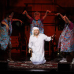 TIVOLI: „Die Königs schenken nach!“ - Uraufführung
Ein neues Musical von Martin Lingnau, Heiko Wohlgemuth und Mark Needham
Premiere im ‚Schmidt Theater’, am 02. Juni 2022.
Goldene Zeiten bei Familie König: Seit Oma bei der Glücksspirale die lebenslange Sofortrente gewonnen hat, ist im heimischen Souterrain der Wohlstand ausgebrochen. Wie seine vier Kinder ist auch Vater König, von allen nur Käpt’n genannt, voll im Kaufrausch und investiert erstmal in die heimische Wirtschaft. Also, wortwörtlich.
Volle Kasse, voller Kühlschrank und blau bis aufs Blut – kann das lange gutgehen bei unserer Lieblingssippe auf St. Pauli? Auf keinen Fall! Schnell zieht wieder das pralle Chaos ein und der Käpt’n und seine Sprösslinge wünschen sich sehnlichst die Sorgen von gestern zurück. Denn wo’s bisher nur ums schnöde Geld ging, geht’s jetzt ums nackte Überleben ...
Nach dem Erfolg von „Die Königs vom Kiez“ schicken Martin Lingnau und Heiko Wohlgemuth, Deutschlands erfolgreichste Musicalautoren, gemeinsam mit Co-Autor Mark Needham den daueralkoholisierten Käpt’n und seine Familienbande samt liebestoller Nachbarin Berta in ein neues schräges Abenteuer.
„Die Königs schenken nach!“ ist die nahtlose Fortsetzung der wahrscheinlich warmherzigsten Liebeserklärung an St. Pauli: mit liebgewonnenen Kieztypen, gnadenlosem Humor und mitreißenden Songs. Funktioniert auch ohne Vorwissen aus „Die Königs vom Kiez“. Die sollte man sich natürlich trotzdem nicht entgehen lassen.
Regie: Heiko Wohlgemuth, Buch & Musik: Martin Lingnau, Buch & Songtexte: Heiko Wohlgemuth, Buch: Mark Needham, Choreografie: Benjamin Zobrys, musikalische Leitung & Gesangsarrangements: Markus Voigt, Musikproduktion: Martin Lingnau, Joachim Schlueter Kostüm: Frank Kuder, Norman Heidrich, Viktoria Hase, Maske: Sophia May, Bühnenbild: Heiko de Boer, Requisite: Anja Majeski
„Die Königs schenken nach!“
Uraufführung: 2. Juni 2022 im Schmidt Theater
Weitere Termine: 3. Juni bis 31. Juli 2022
Di/Do 19.30 Uhr, Mi/So 19 Uhr, Fr/Sa 20 Uhr, nicht an Gastspieltagen Karten ab 25,30 € (zzgl. 2,- € Systemgebühr je Ticket)
Karten unter Telefon 040 / 31 77 88 99 und www.tivoli.de
Besetzung Pressekonferenz 24.5.2022: Marius Bingel, Götz Fuhrmann, Lisa Huk, Janice Rudelsberger, Veit Schäfermeier, Carolin Spieß, Benjamin Zobrys.
Mehr Infos zu Kreativteam und Ensemble auf tivoli.de
Photo: Morris Mac Matzen/mmacm.com für TIVOLI
###Verwendung honorarfrei im Zusammenhang mit redaktioneller Berichterstattung zu - „Die Königs schenken nach“ im ‚Schmidt Theater’ - Hamburg.###