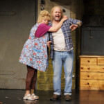 TIVOLI: „Die Königs schenken nach!“ - Uraufführung
Ein neues Musical von Martin Lingnau, Heiko Wohlgemuth und Mark Needham
Premiere im ‚Schmidt Theater’, am 02. Juni 2022.
Goldene Zeiten bei Familie König: Seit Oma bei der Glücksspirale die lebenslange Sofortrente gewonnen hat, ist im heimischen Souterrain der Wohlstand ausgebrochen. Wie seine vier Kinder ist auch Vater König, von allen nur Käpt’n genannt, voll im Kaufrausch und investiert erstmal in die heimische Wirtschaft. Also, wortwörtlich.
Volle Kasse, voller Kühlschrank und blau bis aufs Blut – kann das lange gutgehen bei unserer Lieblingssippe auf St. Pauli? Auf keinen Fall! Schnell zieht wieder das pralle Chaos ein und der Käpt’n und seine Sprösslinge wünschen sich sehnlichst die Sorgen von gestern zurück. Denn wo’s bisher nur ums schnöde Geld ging, geht’s jetzt ums nackte Überleben ...
Nach dem Erfolg von „Die Königs vom Kiez“ schicken Martin Lingnau und Heiko Wohlgemuth, Deutschlands erfolgreichste Musicalautoren, gemeinsam mit Co-Autor Mark Needham den daueralkoholisierten Käpt’n und seine Familienbande samt liebestoller Nachbarin Berta in ein neues schräges Abenteuer.
„Die Königs schenken nach!“ ist die nahtlose Fortsetzung der wahrscheinlich warmherzigsten Liebeserklärung an St. Pauli: mit liebgewonnenen Kieztypen, gnadenlosem Humor und mitreißenden Songs. Funktioniert auch ohne Vorwissen aus „Die Königs vom Kiez“. Die sollte man sich natürlich trotzdem nicht entgehen lassen.
Regie: Heiko Wohlgemuth, Buch & Musik: Martin Lingnau, Buch & Songtexte: Heiko Wohlgemuth, Buch: Mark Needham, Choreografie: Benjamin Zobrys, musikalische Leitung & Gesangsarrangements: Markus Voigt, Musikproduktion: Martin Lingnau, Joachim Schlueter Kostüm: Frank Kuder, Norman Heidrich, Viktoria Hase, Maske: Sophia May, Bühnenbild: Heiko de Boer, Requisite: Anja Majeski
„Die Königs schenken nach!“
Uraufführung: 2. Juni 2022 im Schmidt Theater
Weitere Termine: 3. Juni bis 31. Juli 2022
Di/Do 19.30 Uhr, Mi/So 19 Uhr, Fr/Sa 20 Uhr, nicht an Gastspieltagen Karten ab 25,30 € (zzgl. 2,- € Systemgebühr je Ticket)
Karten unter Telefon 040 / 31 77 88 99 und www.tivoli.de
Besetzung Pressekonferenz 24.5.2022: Marius Bingel, Götz Fuhrmann, Lisa Huk, Janice Rudelsberger, Veit Schäfermeier, Carolin Spieß, Benjamin Zobrys.
Mehr Infos zu Kreativteam und Ensemble auf tivoli.de
Photo: Morris Mac Matzen/mmacm.com für TIVOLI
###Verwendung honorarfrei im Zusammenhang mit redaktioneller Berichterstattung zu - „Die Königs schenken nach“ im ‚Schmidt Theater’ - Hamburg.###