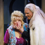 TIVOLI: „Die Königs schenken nach!“ - Uraufführung
Ein neues Musical von Martin Lingnau, Heiko Wohlgemuth und Mark Needham
Voraufführung im ‚Schmidt Theater’, am 01. Juni 2022.
Hier in der Rolle des Käpt’ns, Heiko Wohlgemuth.
Goldene Zeiten bei Familie König: Seit Oma bei der Glücksspirale die lebenslange Sofortrente gewonnen hat, ist im heimischen Souterrain der Wohlstand ausgebrochen. Wie seine vier Kinder ist auch Vater König, von allen nur Käpt’n genannt, voll im Kaufrausch und investiert erstmal in die heimische Wirtschaft. Also, wortwörtlich.
Volle Kasse, voller Kühlschrank und blau bis aufs Blut – kann das lange gutgehen bei unserer Lieblingssippe auf St. Pauli? Auf keinen Fall! Schnell zieht wieder das pralle Chaos ein und der Käpt’n und seine Sprösslinge wünschen sich sehnlichst die Sorgen von gestern zurück. Denn wo’s bisher nur ums schnöde Geld ging, geht’s jetzt ums nackte Überleben ...
Nach dem Erfolg von „Die Königs vom Kiez“ schicken Martin Lingnau und Heiko Wohlgemuth, Deutschlands erfolgreichste Musicalautoren, gemeinsam mit Co-Autor Mark Needham den daueralkoholisierten Käpt’n und seine Familienbande samt liebestoller Nachbarin Berta in ein neues schräges Abenteuer.
„Die Königs schenken nach!“ ist die nahtlose Fortsetzung der wahrscheinlich warmherzigsten Liebeserklärung an St. Pauli: mit liebgewonnenen Kieztypen, gnadenlosem Humor und mitreißenden Songs. Funktioniert auch ohne Vorwissen aus „Die Königs vom Kiez“. Die sollte man sich natürlich trotzdem nicht entgehen lassen.
Regie: Heiko Wohlgemuth, Buch & Musik: Martin Lingnau, Buch & Songtexte: Heiko Wohlgemuth, Buch: Mark Needham, Choreografie: Benjamin Zobrys, musikalische Leitung & Gesangsarrangements: Markus Voigt, Musikproduktion: Martin Lingnau, Joachim Schlueter Kostüm: Frank Kuder, Norman Heidrich, Viktoria Hase, Maske: Sophia May, Bühnenbild: Heiko de Boer, Requisite: Anja Majeski
„Die Königs schenken nach!“
Uraufführung: