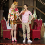 TIVOLI: „Die Königs schenken nach!“ - Uraufführung
Ein neues Musical von Martin Lingnau, Heiko Wohlgemuth und Mark Needham
Voraufführung im ‚Schmidt Theater’, am 01. Juni 2022.
Hier in der Rolle des Käpt’ns, Heiko Wohlgemuth.
Goldene Zeiten bei Familie König: Seit Oma bei der Glücksspirale die lebenslange Sofortrente gewonnen hat, ist im heimischen Souterrain der Wohlstand ausgebrochen. Wie seine vier Kinder ist auch Vater König, von allen nur Käpt’n genannt, voll im Kaufrausch und investiert erstmal in die heimische Wirtschaft. Also, wortwörtlich.
Volle Kasse, voller Kühlschrank und blau bis aufs Blut – kann das lange gutgehen bei unserer Lieblingssippe auf St. Pauli? Auf keinen Fall! Schnell zieht wieder das pralle Chaos ein und der Käpt’n und seine Sprösslinge wünschen sich sehnlichst die Sorgen von gestern zurück. Denn wo’s bisher nur ums schnöde Geld ging, geht’s jetzt ums nackte Überleben ...
Nach dem Erfolg von „Die Königs vom Kiez“ schicken Martin Lingnau und Heiko Wohlgemuth, Deutschlands erfolgreichste Musicalautoren, gemeinsam mit Co-Autor Mark Needham den daueralkoholisierten Käpt’n und seine Familienbande samt liebestoller Nachbarin Berta in ein neues schräges Abenteuer.
„Die Königs schenken nach!“ ist die nahtlose Fortsetzung der wahrscheinlich warmherzigsten Liebeserklärung an St. Pauli: mit liebgewonnenen Kieztypen, gnadenlosem Humor und mitreißenden Songs. Funktioniert auch ohne Vorwissen aus „Die Königs vom Kiez“. Die sollte man sich natürlich trotzdem nicht entgehen lassen.
Regie: Heiko Wohlgemuth, Buch & Musik: Martin Lingnau, Buch & Songtexte: Heiko Wohlgemuth, Buch: Mark Needham, Choreografie: Benjamin Zobrys, musikalische Leitung & Gesangsarrangements: Markus Voigt, Musikproduktion: Martin Lingnau, Joachim Schlueter Kostüm: Frank Kuder, Norman Heidrich, Viktoria Hase, Maske: Sophia May, Bühnenbild: Heiko de Boer, Requisite: Anja Majeski
„Die Königs schenken nach!“
Uraufführung: 2. Juni 2022 im Schmidt Theater
Weitere Termine: 3. Juni bis 31. Juli 2022
Di/Do 19.30 Uhr, Mi/So 19 Uhr, Fr/Sa 20 Uhr, nicht an Gastspieltagen Karten ab 25,30 € (zzgl. 2,- € Systemgebühr je Ticket)
Karten unter Telefon 040 / 31 77 88 99 und www.tivoli.de
Besetzung Pressekonferenz 24.5.2022: Marius Bingel, Götz Fuhrmann, Lisa Huk, Janice Rudelsberger, Veit Schäfermeier, Carolin Spieß, Benjamin Zobrys.
Mehr Infos zu Kreativteam und Ensemble auf tivoli.de
Photo: Morris Mac Matzen/mmacm.com für TIVOLI
###Verwendung honorarfrei im Zusammenhang mit redaktioneller Berichterstattung zu - „Die Königs schenken nach“ im ‚Schmidt Theater’ - Hamburg.###