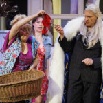 TIVOLI: „Die Königs schenken nach!“ - Uraufführung
Ein neues Musical von Martin Lingnau, Heiko Wohlgemuth und Mark Needham
Voraufführung im ‚Schmidt Theater’, am 01. Juni 2022.
Hier in der Rolle des Käpt’ns, Heiko Wohlgemuth.
Goldene Zeiten bei Familie König: Seit Oma bei der Glücksspirale die lebenslange Sofortrente gewonnen hat, ist im heimischen Souterrain der Wohlstand ausgebrochen. Wie seine vier Kinder ist auch Vater König, von allen nur Käpt’n genannt, voll im Kaufrausch und investiert erstmal in die heimische Wirtschaft. Also, wortwörtlich.
Volle Kasse, voller Kühlschrank und blau bis aufs Blut – kann das lange gutgehen bei unserer Lieblingssippe auf St. Pauli? Auf keinen Fall! Schnell zieht wieder das pralle Chaos ein und der Käpt’n und seine Sprösslinge wünschen sich sehnlichst die Sorgen von gestern zurück. Denn wo’s bisher nur ums schnöde Geld ging, geht’s jetzt ums nackte Überleben ...
Nach dem Erfolg von „Die Königs vom Kiez“ schicken Martin Lingnau und Heiko Wohlgemuth, Deutschlands erfolgreichste Musicalautoren, gemeinsam mit Co-Autor Mark Needham den daueralkoholisierten Käpt’n und seine Familienbande samt liebestoller Nachbarin Berta in ein neues schräges Abenteuer.
„Die Königs schenken nach!“ ist die nahtlose Fortsetzung der wahrscheinlich warmherzigsten Liebeserklärung an St. Pauli: mit liebgewonnenen Kieztypen, gnadenlosem Humor und mitreißenden Songs. Funktioniert auch ohne Vorwissen aus „Die Königs vom Kiez“. Die sollte man sich natürlich trotzdem nicht entgehen lassen.
Regie: Heiko Wohlgemuth, Buch & Musik: Martin Lingnau, Buch & Songtexte: Heiko Wohlgemuth, Buch: Mark Needham, Choreografie: Benjamin Zobrys, musikalische Leitung & Gesangsarrangements: Markus Voigt, Musikproduktion: Martin Lingnau, Joachim Schlueter Kostüm: Frank Kuder, Norman Heidrich, Viktoria Hase, Maske: Sophia May, Bühnenbild: Heiko de Boer, Requisite: Anja Majeski
„Die Königs schenken nach!“
Uraufführung: 2. Juni 2022 im Schmidt Theater
Weitere Termine: 3. Juni bis 31. Juli 2022
Di/Do 19.30 Uhr, Mi/So 19 Uhr, Fr/Sa 20 Uhr, nicht an Gastspieltagen Karten ab 25,30 € (zzgl. 2,- € Systemgebühr je Ticket)
Karten unter Telefon 040 / 31 77 88 99 und www.tivoli.de
Besetzung Pressekonferenz 24.5.2022: Marius Bingel, Götz Fuhrmann, Lisa Huk, Janice Rudelsberger, Veit Schäfermeier, Carolin Spieß, Benjamin Zobrys.
Mehr Infos zu Kreativteam und Ensemble auf tivoli.de
Photo: Morris Mac Matzen/mmacm.com für TIVOLI
###Verwendung honorarfrei im Zusammenhang mit redaktioneller Berichterstattung zu - „Die Königs schenken nach“ im ‚Schmidt Theater’ - Hamburg.###