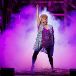 TIVOLI: „Die Königs schenken nach!“ - Uraufführung
Ein neues Musical von Martin Lingnau, Heiko Wohlgemuth und Mark Needham
Premiere im ‚Schmidt Theater’, am 02. Juni 2022.
Goldene Zeiten bei Familie König: Seit Oma bei der Glücksspirale die lebenslange Sofortrente gewonnen hat, ist im heimischen Souterrain der Wohlstand ausgebrochen. Wie seine vier Kinder ist auch Vater König, von allen nur Käpt’n genannt, voll im Kaufrausch und investiert erstmal in die heimische Wirtschaft. Also, wortwörtlich.
Volle Kasse, voller Kühlschrank und blau bis aufs Blut – kann das lange gutgehen bei unserer Lieblingssippe auf St. Pauli? Auf keinen Fall! Schnell zieht wieder das pralle Chaos ein und der Käpt’n und seine Sprösslinge wünschen sich sehnlichst die Sorgen von gestern zurück. Denn wo’s bisher nur ums schnöde Geld ging, geht’s jetzt ums nackte Überleben ...
Nach dem Erfolg von „Die Königs vom Kiez“ schicken Martin Lingnau und Heiko Wohlgemuth, Deutschlands erfolgreichste Musicalautoren, gemeinsam mit Co-Autor Mark Needham den daueralkoholisierten Käpt’n und seine Familienbande samt liebestoller Nachbarin Berta in ein neues schräges Abenteuer.
„Die Königs schenken nach!“ ist die nahtlose Fortsetzung der wahrscheinlich warmherzigsten Liebeserklärung an St. Pauli: mit liebgewonnenen Kieztypen, gnadenlosem Humor und mitreißenden Songs. Funktioniert auch ohne Vorwissen aus „Die Königs vom Kiez“. Die sollte man sich natürlich trotzdem nicht entgehen lassen.
Regie: Heiko Wohlgemuth, Buch & Musik: Martin Lingnau, Buch & Songtexte: Heiko Wohlgemuth, Buch: Mark Needham, Choreografie: Benjamin Zobrys, musikalische Leitung & Gesangsarrangements: Markus Voigt, Musikproduktion: Martin Lingnau, Joachim Schlueter Kostüm: Frank Kuder, Norman Heidrich, Viktoria Hase, Maske: Sophia May, Bühnenbild: Heiko de Boer, Requisite: Anja Majeski
„Die Königs schenken nach!“
Uraufführung: 2. Juni 2022 im Schmidt Theater
Weitere Termine: 3. Juni bis 31. Juli 2022
Di/Do 19.30 Uhr, Mi/So 19 Uhr, Fr/Sa 20 Uhr, nicht an Gastspieltagen Karten ab 25,30 € (zzgl. 2,- € Systemgebühr je Ticket)
Karten unter Telefon 040 / 31 77 88 99 und www.tivoli.de
Besetzung Pressekonferenz 24.5.2022: Marius Bingel, Götz Fuhrmann, Lisa Huk, Janice Rudelsberger, Veit Schäfermeier, Carolin Spieß, Benjamin Zobrys.
Mehr Infos zu Kreativteam und Ensemble auf tivoli.de
Photo: Morris Mac Matzen/mmacm.com für TIVOLI
###Verwendung honorarfrei im Zusammenhang mit redaktioneller Berichterstattung zu - „Die Königs schenken nach“ im ‚Schmidt Theater’ - Hamburg.###