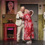 TIVOLI: „Die Königs schenken nach!“ - Uraufführung
Ein neues Musical von Martin Lingnau, Heiko Wohlgemuth und Mark Needham
Premiere im ‚Schmidt Theater’, am 02. Juni 2022.
Goldene Zeiten bei Familie König: Seit Oma bei der Glücksspirale die lebenslange Sofortrente gewonnen hat, ist im heimischen Souterrain der Wohlstand ausgebrochen. Wie seine vier Kinder ist auch Vater König, von allen nur Käpt’n genannt, voll im Kaufrausch und investiert erstmal in die heimische Wirtschaft. Also, wortwörtlich.
Volle Kasse, voller Kühlschrank und blau bis aufs Blut – kann das lange gutgehen bei unserer Lieblingssippe auf St. Pauli? Auf keinen Fall! Schnell zieht wieder das pralle Chaos ein und der Käpt’n und seine Sprösslinge wünschen sich sehnlichst die Sorgen von gestern zurück. Denn wo’s bisher nur ums schnöde Geld ging, geht’s jetzt ums nackte Überleben ...
Nach dem Erfolg von „Die Königs vom Kiez“ schicken Martin Lingnau und Heiko Wohlgemuth, Deutschlands erfolgreichste Musicalautoren, gemeinsam mit Co-Autor Mark Needham den daueralkoholisierten Käpt’n und seine Familienbande samt liebestoller Nachbarin Berta in ein neues schräges Abenteuer.
„Die Königs schenken nach!“ ist die nahtlose Fortsetzung der wahrscheinlich warmherzigsten Liebeserklärung an St. Pauli: mit liebgewonnenen Kieztypen, gnadenlosem Humor und mitreißenden Songs. Funktioniert auch ohne Vorwissen aus „Die Königs vom Kiez“. Die sollte man sich natürlich trotzdem nicht entgehen lassen.
Regie: Heiko Wohlgemuth, Buch & Musik: Martin Lingnau, Buch & Songtexte: Heiko Wohlgemuth, Buch: Mark Needham, Choreografie: Benjamin Zobrys, musikalische Leitung & Gesangsarrangements: Markus Voigt, Musikproduktion: Martin Lingnau, Joachim Schlueter Kostüm: Frank Kuder, Norman Heidrich, Viktoria Hase, Maske: Sophia May, Bühnenbild: Heiko de Boer, Requisite: Anja Majeski
„Die Königs schenken nach!“
Uraufführung: 2. Juni 2022 im Schmidt Theater
Weitere Termine: 3. Juni bis 31. Juli 2022
Di/Do 19.30 Uhr, Mi/So 19 Uhr, Fr/Sa 20 Uhr, nicht an Gastspieltagen Karten ab 25,30 € (zzgl. 2,- € Systemgebühr je Ticket)
Karten unter Telefon 040 / 31 77 88 99 und www.tivoli.de
Besetzung Pressekonferenz 24.5.2022: Marius Bingel, Götz Fuhrmann, Lisa Huk, Janice Rudelsberger, Veit Schäfermeier, Carolin Spieß, Benjamin Zobrys.
Mehr Infos zu Kreativteam und Ensemble auf tivoli.de
Photo: Morris Mac Matzen/mmacm.com für TIVOLI
###Verwendung honorarfrei im Zusammenhang mit redaktioneller Berichterstattung zu - „Die Königs schenken nach“ im ‚Schmidt Theater’ - Hamburg.###