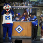 TIVOLI: „Die Königs schenken nach!“ - Uraufführung
Ein neues Musical von Martin Lingnau, Heiko Wohlgemuth und Mark Needham
Premiere im ‚Schmidt Theater’, am 02. Juni 2022.
Goldene Zeiten bei Familie König: Seit Oma bei der Glücksspirale die lebenslange Sofortrente gewonnen hat, ist im heimischen Souterrain der Wohlstand ausgebrochen. Wie seine vier Kinder ist auch Vater König, von allen nur Käpt’n genannt, voll im Kaufrausch und investiert erstmal in die heimische Wirtschaft. Also, wortwörtlich.
Volle Kasse, voller Kühlschrank und blau bis aufs Blut – kann das lange gutgehen bei unserer Lieblingssippe auf St. Pauli? Auf keinen Fall! Schnell zieht wieder das pralle Chaos ein und der Käpt’n und seine Sprösslinge wünschen sich sehnlichst die Sorgen von gestern zurück. Denn wo’s bisher nur ums schnöde Geld ging, geht’s jetzt ums nackte Überleben ...
Nach dem Erfolg von „Die Königs vom Kiez“ schicken Martin Lingnau und Heiko Wohlgemuth, Deutschlands erfolgreichste Musicalautoren, gemeinsam mit Co-Autor Mark Needham den daueralkoholisierten Käpt’n und seine Familienbande samt liebestoller Nachbarin Berta in ein neues schräges Abenteuer.
„Die Königs schenken nach!“ ist die nahtlose Fortsetzung der wahrscheinlich warmherzigsten Liebeserklärung an St. Pauli: mit liebgewonnenen Kieztypen, gnadenlosem Humor und mitreißenden Songs. Funktioniert auch ohne Vorwissen aus „Die Königs vom Kiez“. Die sollte man sich natürlich trotzdem nicht entgehen lassen.
Regie: Heiko Wohlgemuth, Buch & Musik: Martin Lingnau, Buch & Songtexte: Heiko Wohlgemuth, Buch: Mark Needham, Choreografie: Benjamin Zobrys, musikalische Leitung & Gesangsarrangements: Markus Voigt, Musikproduktion: Martin Lingnau, Joachim Schlueter Kostüm: Frank Kuder, Norman Heidrich, Viktoria Hase, Maske: Sophia May, Bühnenbild: Heiko de Boer, Requisite: Anja Majeski
„Die Königs schenken nach!“
Uraufführung: 2. Juni 2022 im Schmidt Theater
Weitere Termine: 3. Juni bis 31. Juli 2022
Di/Do 19.30 Uhr, Mi/So 19 Uhr, Fr/Sa 20 Uhr, nicht an Gastspieltagen Karten ab 25,30 € (zzgl. 2,- € Systemgebühr je Ticket)
Karten unter Telefon 040 / 31 77 88 99 und www.tivoli.de
Besetzung Pressekonferenz 24.5.2022: Marius Bingel, Götz Fuhrmann, Lisa Huk, Janice Rudelsberger, Veit Schäfermeier, Carolin Spieß, Benjamin Zobrys.
Mehr Infos zu Kreativteam und Ensemble auf tivoli.de
Photo: Morris Mac Matzen/mmacm.com für TIVOLI
###Verwendung honorarfrei im Zusammenhang mit redaktioneller Berichterstattung zu - „Die Königs schenken nach“ im ‚Schmidt Theater’ - Hamburg.###