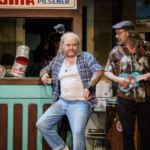 TIVOLI: „Die Königs schenken nach!“ - Uraufführung
Ein neues Musical von Martin Lingnau, Heiko Wohlgemuth und Mark Needham
Premiere im ‚Schmidt Theater’, am 02. Juni 2022.
Goldene Zeiten bei Familie König: Seit Oma bei der Glücksspirale die lebenslange Sofortrente gewonnen hat, ist im heimischen Souterrain der Wohlstand ausgebrochen. Wie seine vier Kinder ist auch Vater König, von allen nur Käpt’n genannt, voll im Kaufrausch und investiert erstmal in die heimische Wirtschaft. Also, wortwörtlich.
Volle Kasse, voller Kühlschrank und blau bis aufs Blut – kann das lange gutgehen bei unserer Lieblingssippe auf St. Pauli? Auf keinen Fall! Schnell zieht wieder das pralle Chaos ein und der Käpt’n und seine Sprösslinge wünschen sich sehnlichst die Sorgen von gestern zurück. Denn wo’s bisher nur ums schnöde Geld ging, geht’s jetzt ums nackte Überleben ...
Nach dem Erfolg von „Die Königs vom Kiez“ schicken Martin Lingnau und Heiko Wohlgemuth, Deutschlands erfolgreichste Musicalautoren, gemeinsam mit Co-Autor Mark Needham den daueralkoholisierten Käpt’n und seine Familienbande samt liebestoller Nachbarin Berta in ein neues schräges Abenteuer.
„Die Königs schenken nach!“ ist die nahtlose Fortsetzung der wahrscheinlich warmherzigsten Liebeserklärung an St. Pauli: mit liebgewonnenen Kieztypen, gnadenlosem Humor und mitreißenden Songs. Funktioniert auch ohne Vorwissen aus „Die Königs vom Kiez“. Die sollte man sich natürlich trotzdem nicht entgehen lassen.
Regie: Heiko Wohlgemuth, Buch & Musik: Martin Lingnau, Buch & Songtexte: Heiko Wohlgemuth, Buch: Mark Needham, Choreografie: Benjamin Zobrys, musikalische Leitung & Gesangsarrangements: Markus Voigt, Musikproduktion: Martin Lingnau, Joachim Schlueter Kostüm: Frank Kuder, Norman Heidrich, Viktoria Hase, Maske: Sophia May, Bühnenbild: Heiko de Boer, Requisite: Anja Majeski
„Die Königs schenken nach!“
Uraufführung: 2. Juni 2022 im Schmidt Theater
Weitere Termine: 3. Juni bis 31. Juli 2022
Di/Do 19.30 Uhr, Mi/So 19 Uhr, Fr/Sa 20 Uhr, nicht an Gastspieltagen Karten ab 25,30 € (zzgl. 2,- € Systemgebühr je Ticket)
Karten unter Telefon 040 / 31 77 88 99 und www.tivoli.de
Besetzung Pressekonferenz 24.5.2022: Marius Bingel, Götz Fuhrmann, Lisa Huk, Janice Rudelsberger, Veit Schäfermeier, Carolin Spieß, Benjamin Zobrys.
Mehr Infos zu Kreativteam und Ensemble auf tivoli.de
Photo: Morris Mac Matzen/mmacm.com für TIVOLI
###Verwendung honorarfrei im Zusammenhang mit redaktioneller Berichterstattung zu - „Die Königs schenken nach“ im ‚Schmidt Theater’ - Hamburg.###