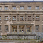 Das Foto zeigt die Fassade eines historischen Gebäudes mit dem Schriftzug „Stadtbad Lichtenberg“ über dem Haupteingang.